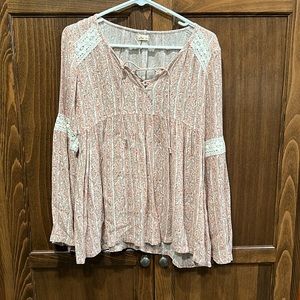 Size small. Hollister flowy top. Perfect for summertime or fall.